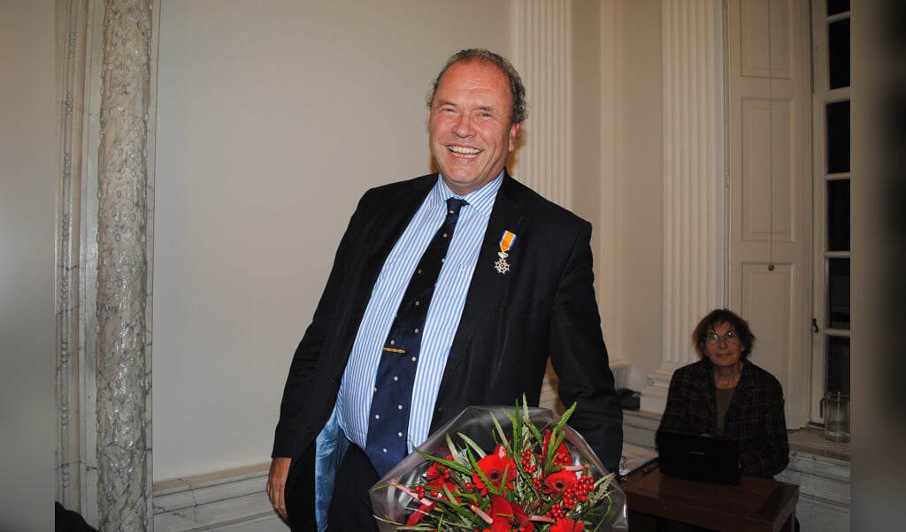 John Vos neemt als Ridder in de Orde van Oranje Nassau afscheid van de Weesper gemeenteraadraad