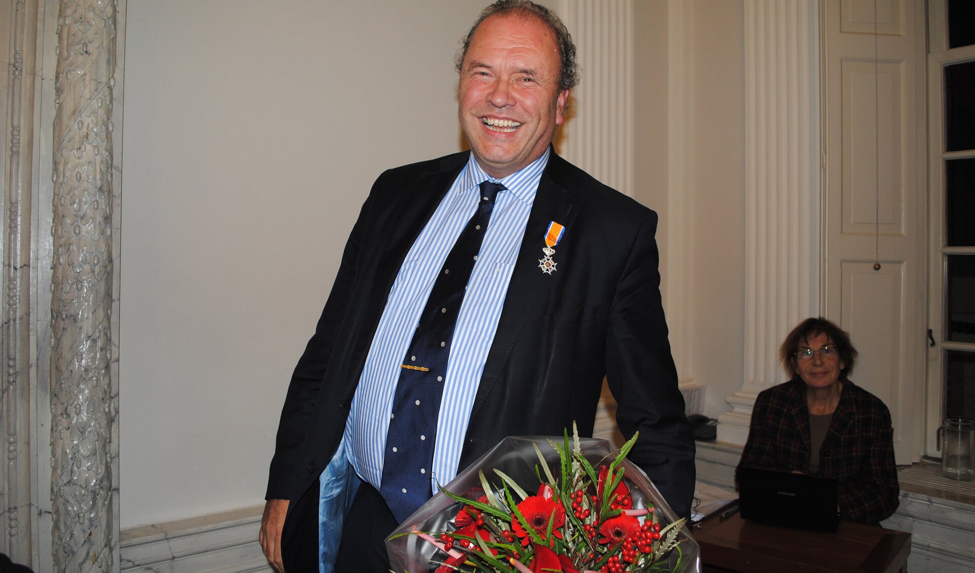 John Vos neemt als Ridder in de Orde van Oranje Nassau afscheid van de Weesper gemeenteraadraad