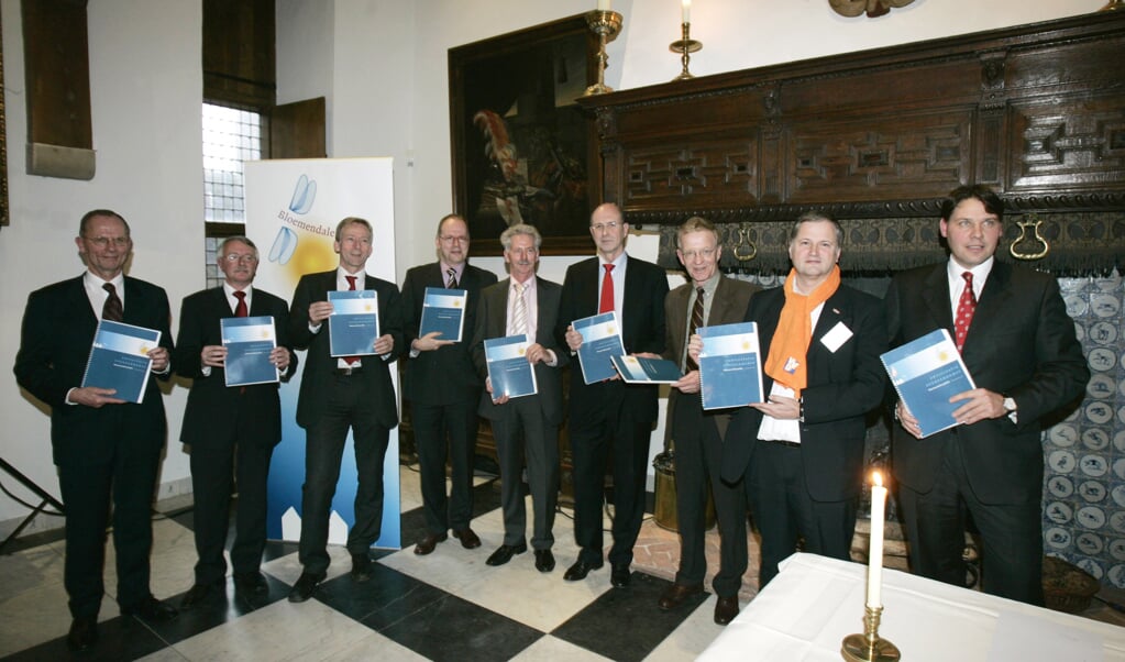 De betrokken partijen bezegelen in 2010 de samenwerking voor het project Bloemendalerpolder. Tweede van rechts is Hooijmaijers
