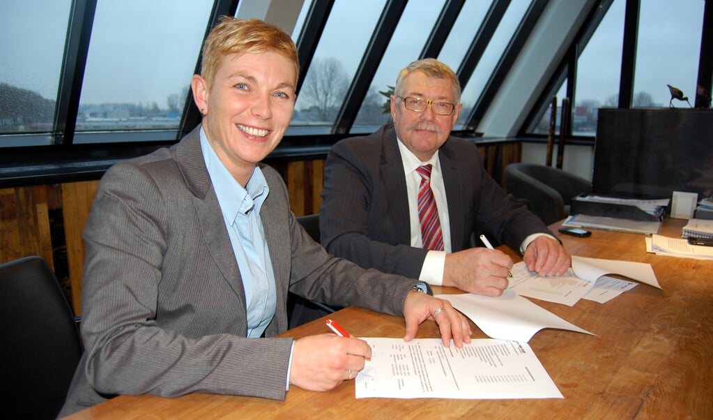 Yvonne van Schaik (Hummeloord) en Jan Hoolwerf (C.T.J. Van Vliet) tekenen de bouwovereenkomst