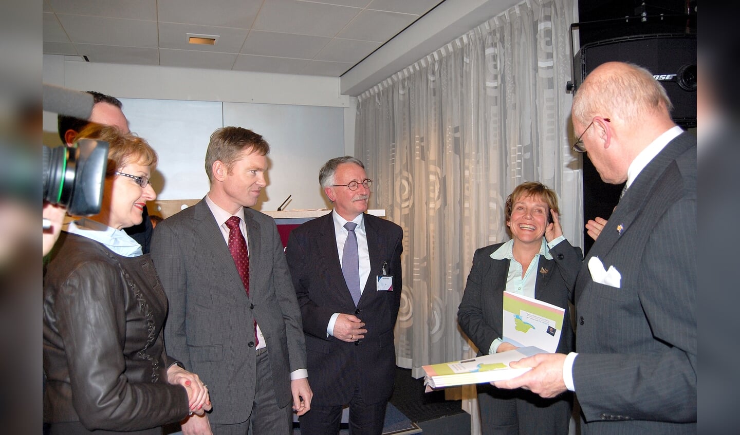 Maart 2009: Muiden, Naarden en Weesp zij-aan-zij naast staatssecretaris Bijleveld tijdens de presentatie van het fusierapport van de Commissie van Wijze mannen. Conclusie van dat rapport: de GV4-variant geeft de beste kans op een solide bestuurlijke toekomst.