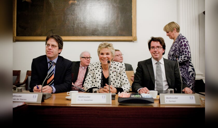 De wethouders van Weesp. V.l.n.r: Van der Hoeven, Dasselaar en Zierleyn