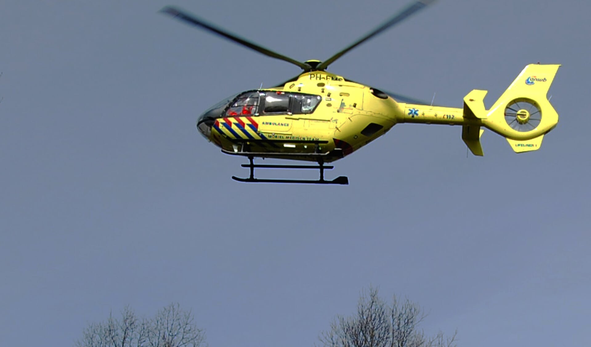 Traumahelikopter boven Weesp.