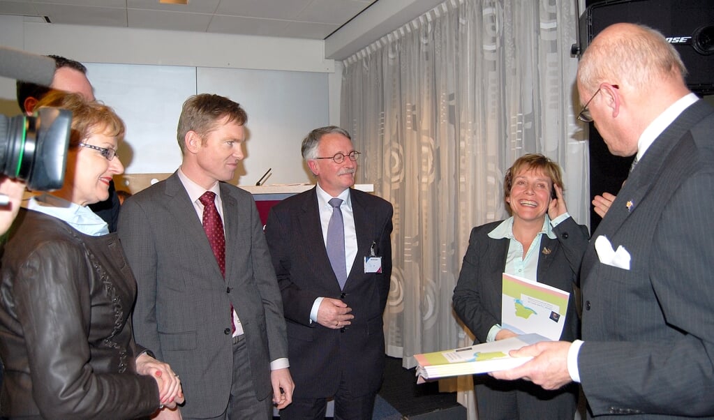Maart 2009: De burgemeesters van Muiden, Naarden en Weesp zij-aan-zij naast staatssecretaris Bijleveld tijdens de presentatie van het fusierapport van de Commissie van Wijze mannen. Conclusie van dat rapport: de GV4-variant geeft de beste kans op een solide bestuurlijke toekomst.