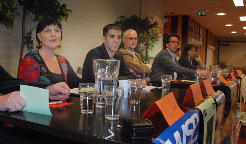 Redouan Jagho (m) tijdens debat op het Casparus College