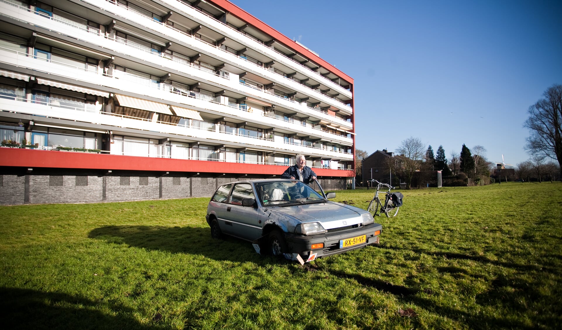 Invalide Amsterdammer met auto vast in grasveld