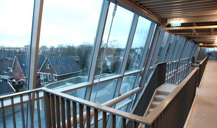 Veel trappen in het hoge moderne gebouw