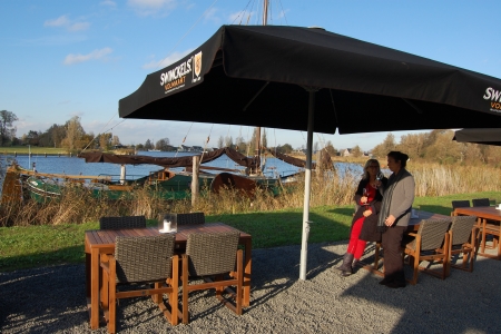 Zonovergoten terras aan de Vecht
