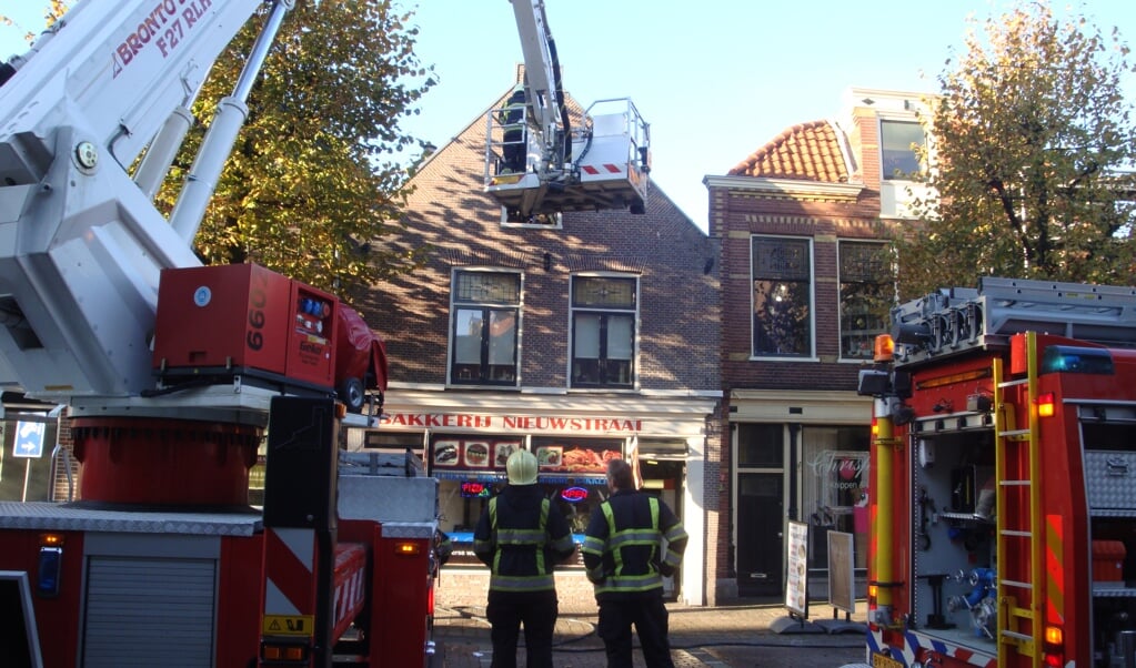 De hoogwerker komt in actie   © Foto WeesperNieuws