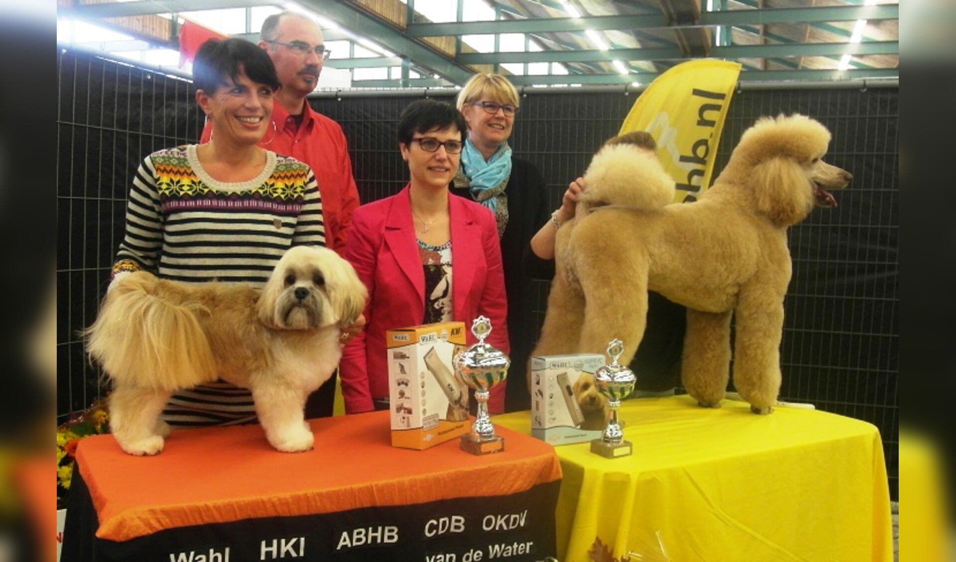 Paula van Gorkum (links) wint hondentrimkampioenschap