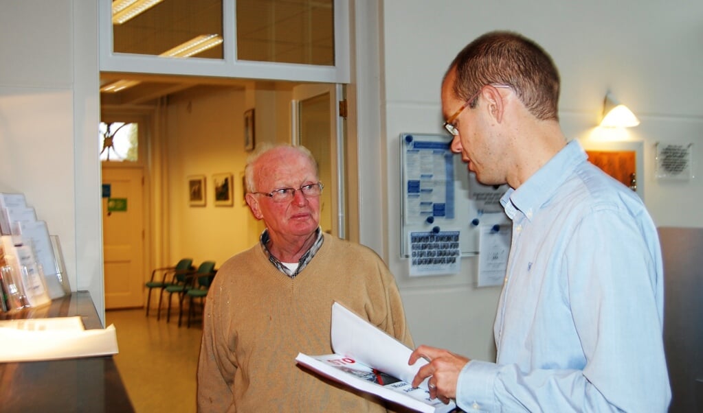 Cees den Hartog (links) van Tegen Dwars levert de zienswijze en handtekeningen in 