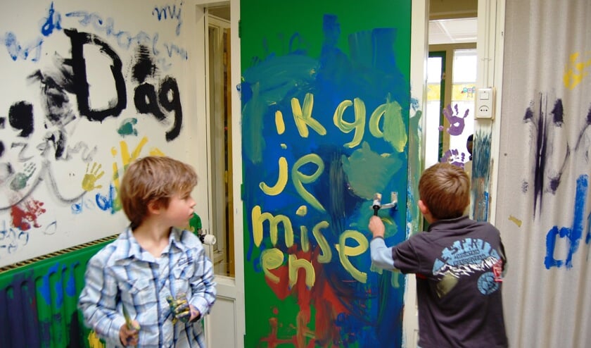 Kinderen nemen met muurschilderingen afscheid van oude school  