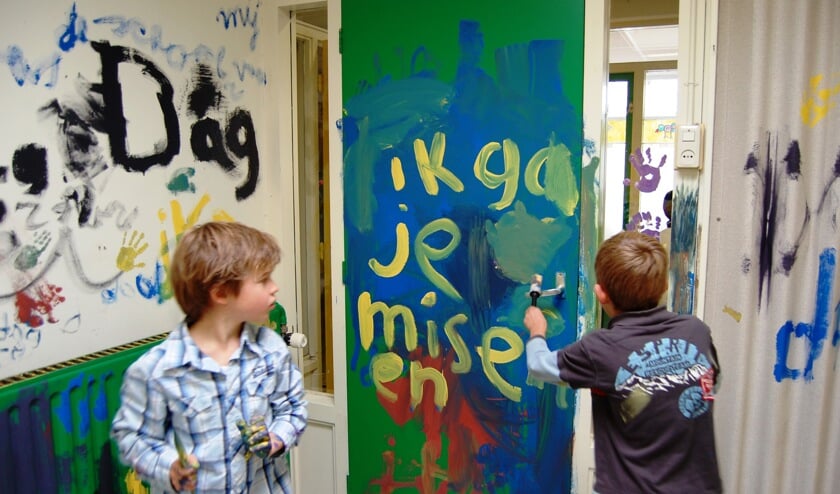 Kinderen nemen met muurschilderingen afscheid van oude school