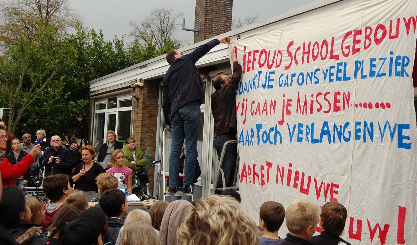 Het oude gebouw wordt bedankt met een spandoek 