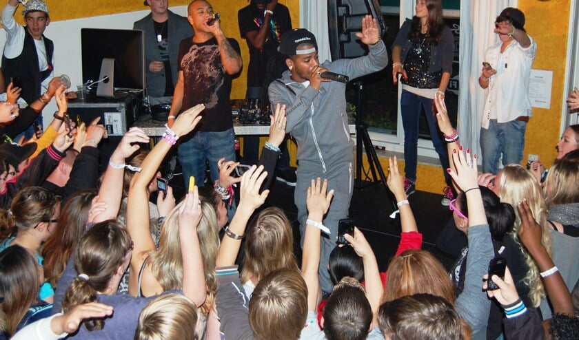 Volle bibliotheek voor rapper Keizer
