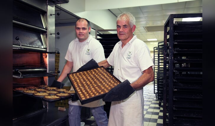 Cor Mühl jr. en Cor Mühl sr. bij de oven in de bakkerij