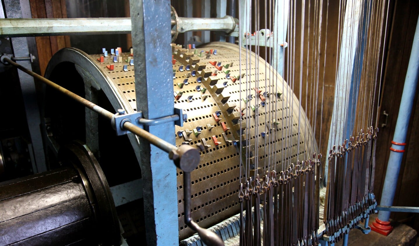 Het steken van de noten in de speeltrommel is een heel precies werkje.