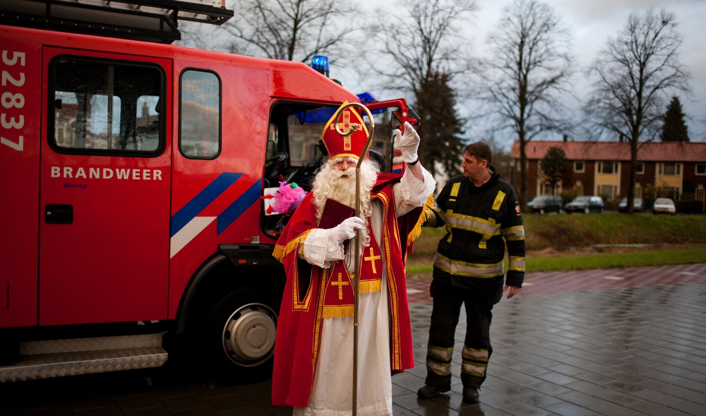 Brandweer brengt de Sint bij de Van der Muelen-Vastwijkschool