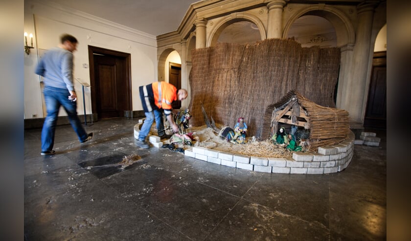Medewerkers zetten de kerststal neer