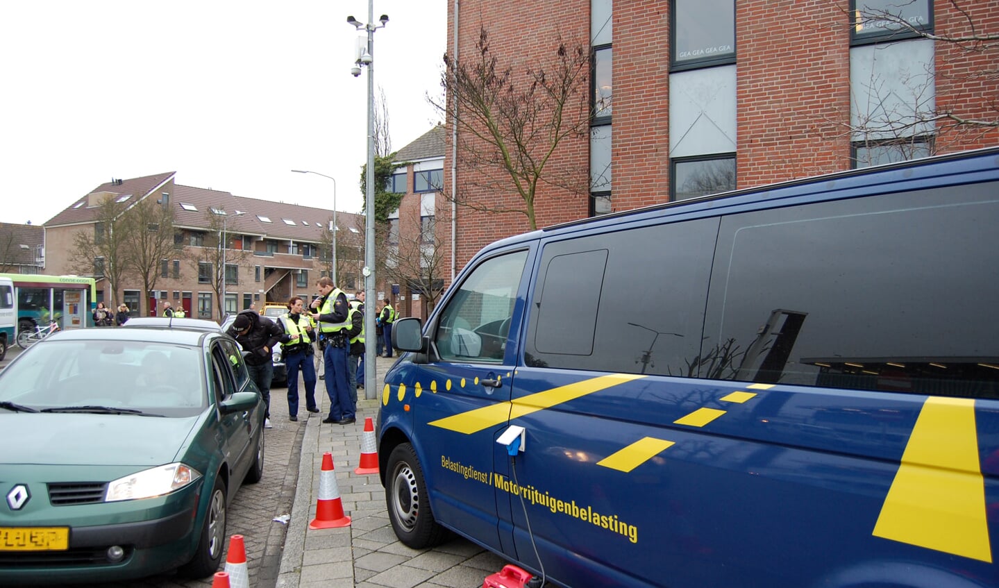 Grote politie- en belastingcontrole bij het station in Weesp