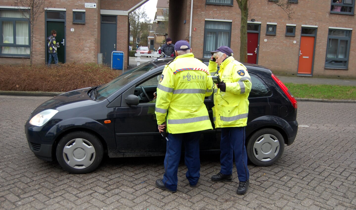 Grote politie- en belastingcontrole bij het station in Weesp