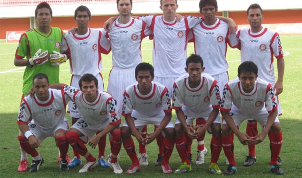 Pascal Heije (gehurkt, eerste van links) voetbalt op Indonesië