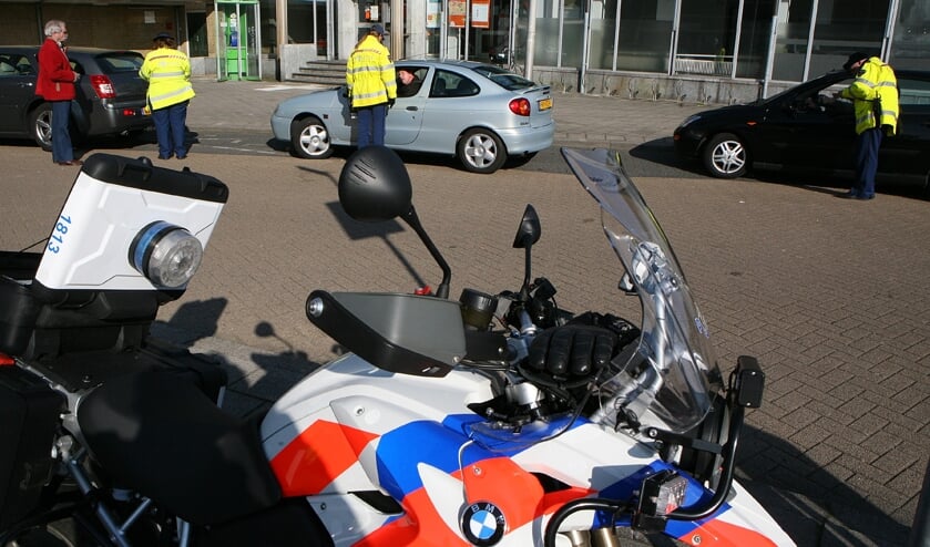 Een verkeerscontrole bij het voormalig postkantoor aan de Huizerweg