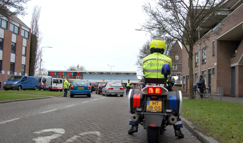 Grote verkeerscontrole bij het station in Weesp