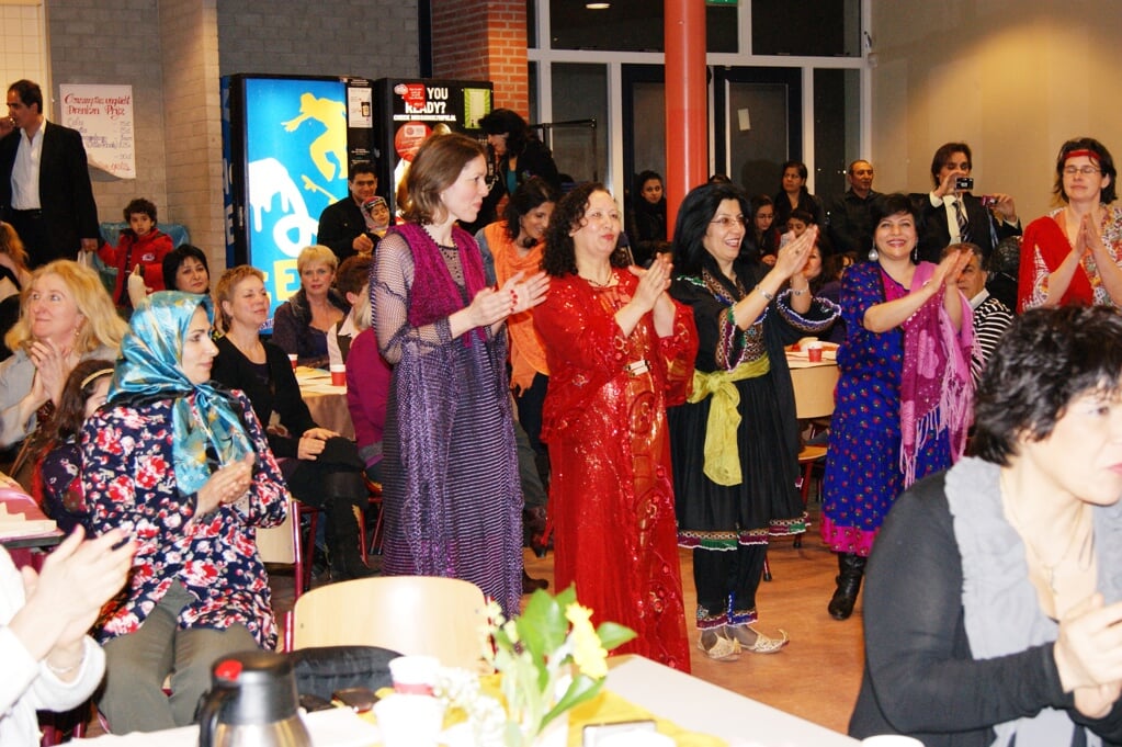 De vrouwen van Weesp vieren al lang Internationale Vrouwendag. Deze kleurrijke foto is uit 2011.