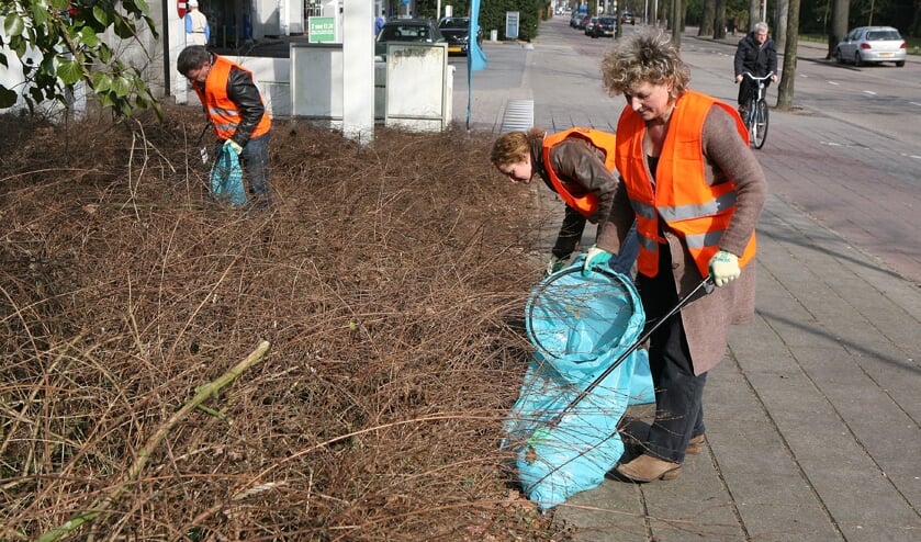 Bussum, zaterdagochtend: Veertig knal-oranje hesjes