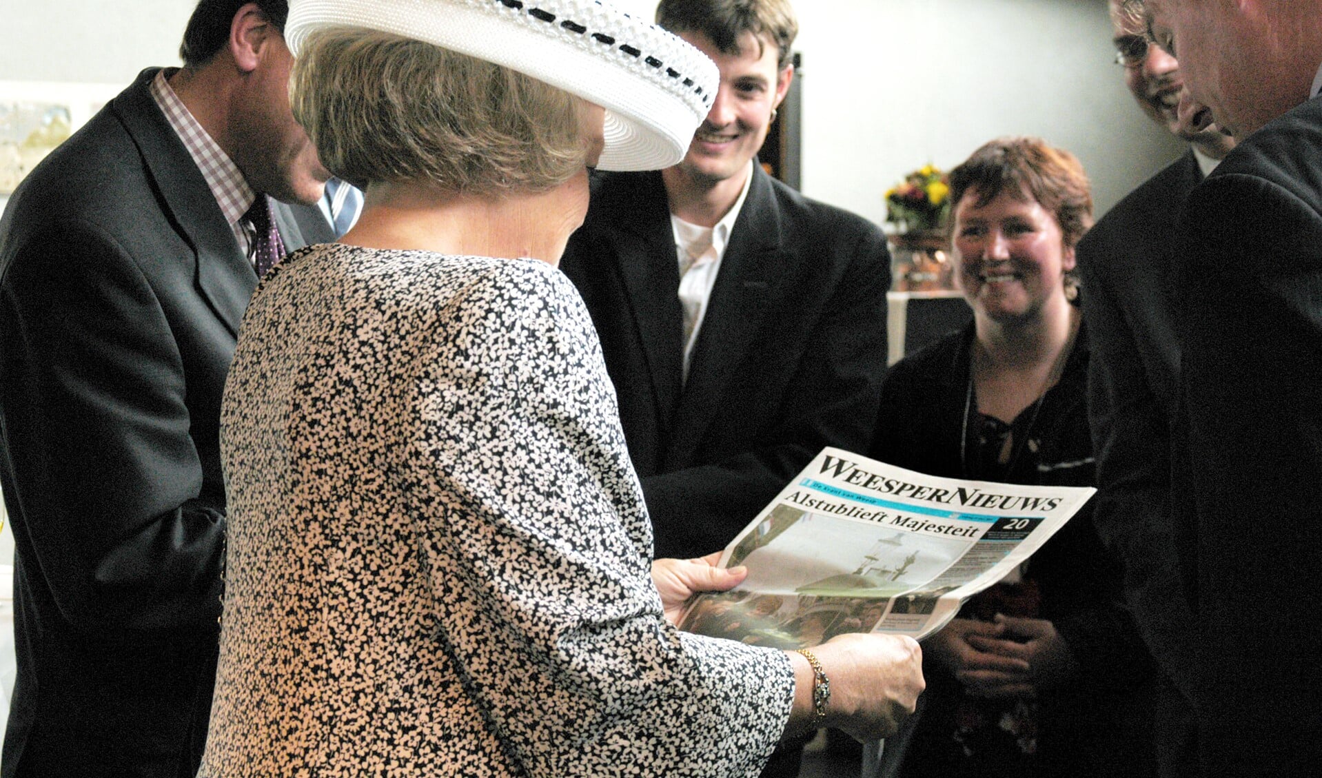 Koningin Beatrix ontvangt extra editie WeesperNieuws n.a.v. werkbezoek in Weesp (2003).