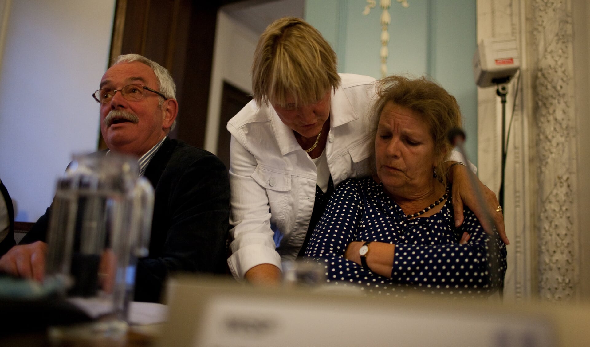 Ad van Gemert (l) neemt stokje van Tineke Booij (r) over.