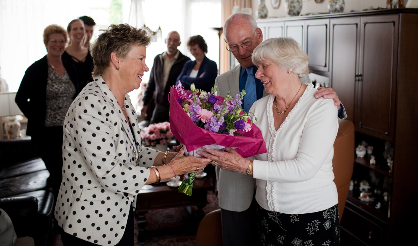 Wethouder Dasselaar brengt bloemetje