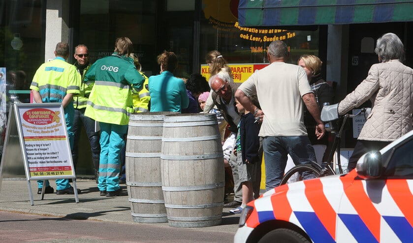 Politie en ambulancepersoneel wachten op de brandweer