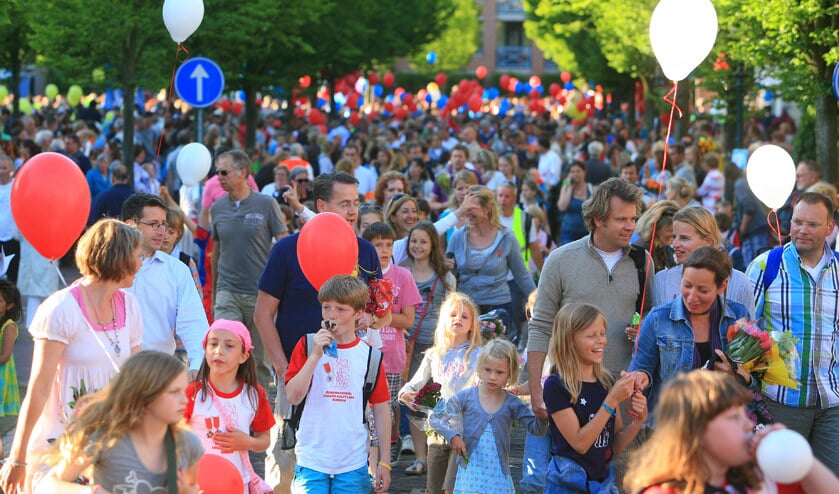 De finish van de avondvierdaagse in 2010 op het Wilhelminaplantsoen