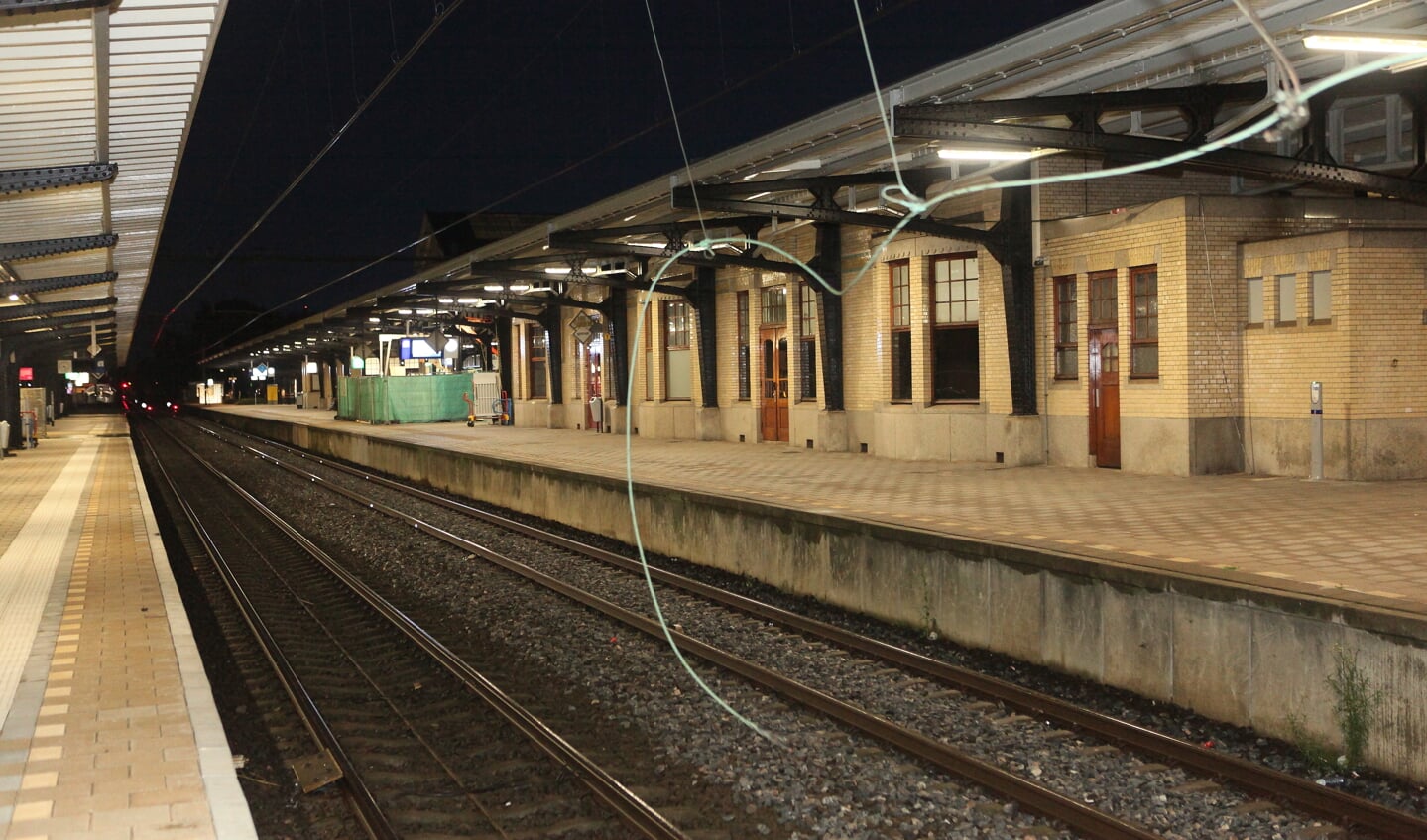 Bovenleiding station Naarden-Bussum door de bliksem geraakt