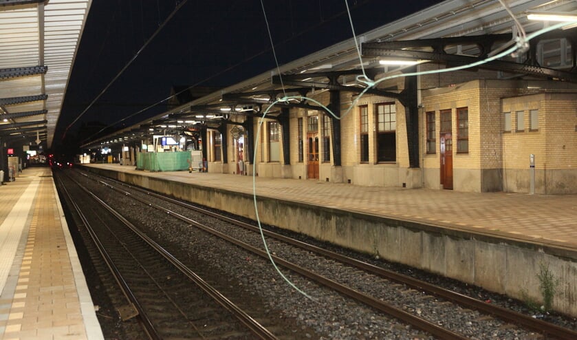 Bovenleiding station Naarden-Bussum door de bliksem geraakt