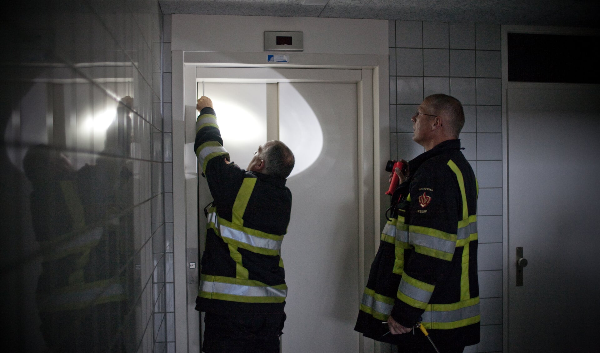 Brandweer helpt mensen in de lift