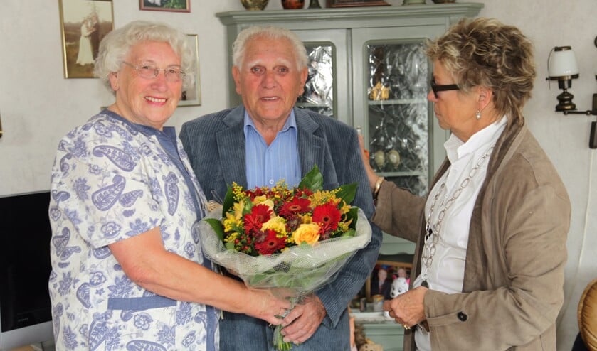 Locoburgemeester Frida Dasselaar feliciteert Ad en Metje Renzenbrink met hun 60-jarige huwelijk