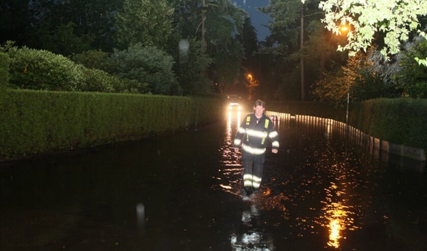 De Groot Hertoginnelaan staat blank en is afgesloten