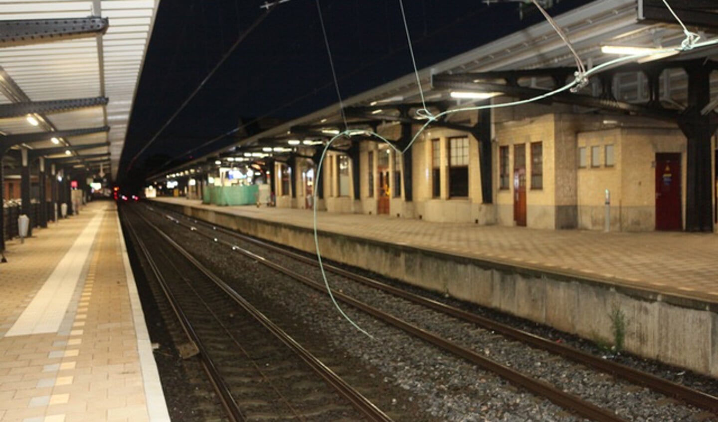 Blikseminslag op station Naarden Bussum, de bovenleiding hangt er onbeschermd
