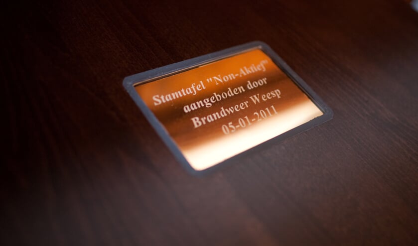 De plaquette is in de tafel gemonteerd