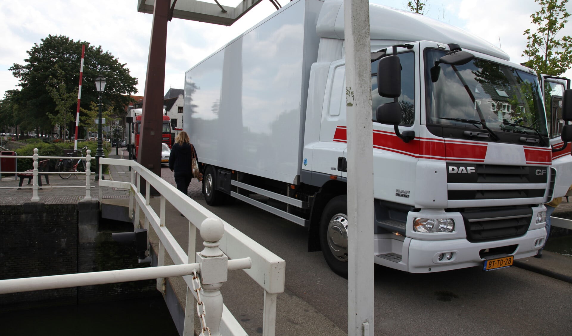 Vrachtwagen vast op Sluisbrug