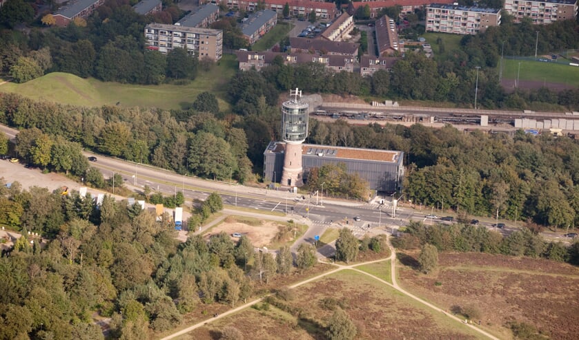 De Bussumergrindweg, aan de kant de watertoren.