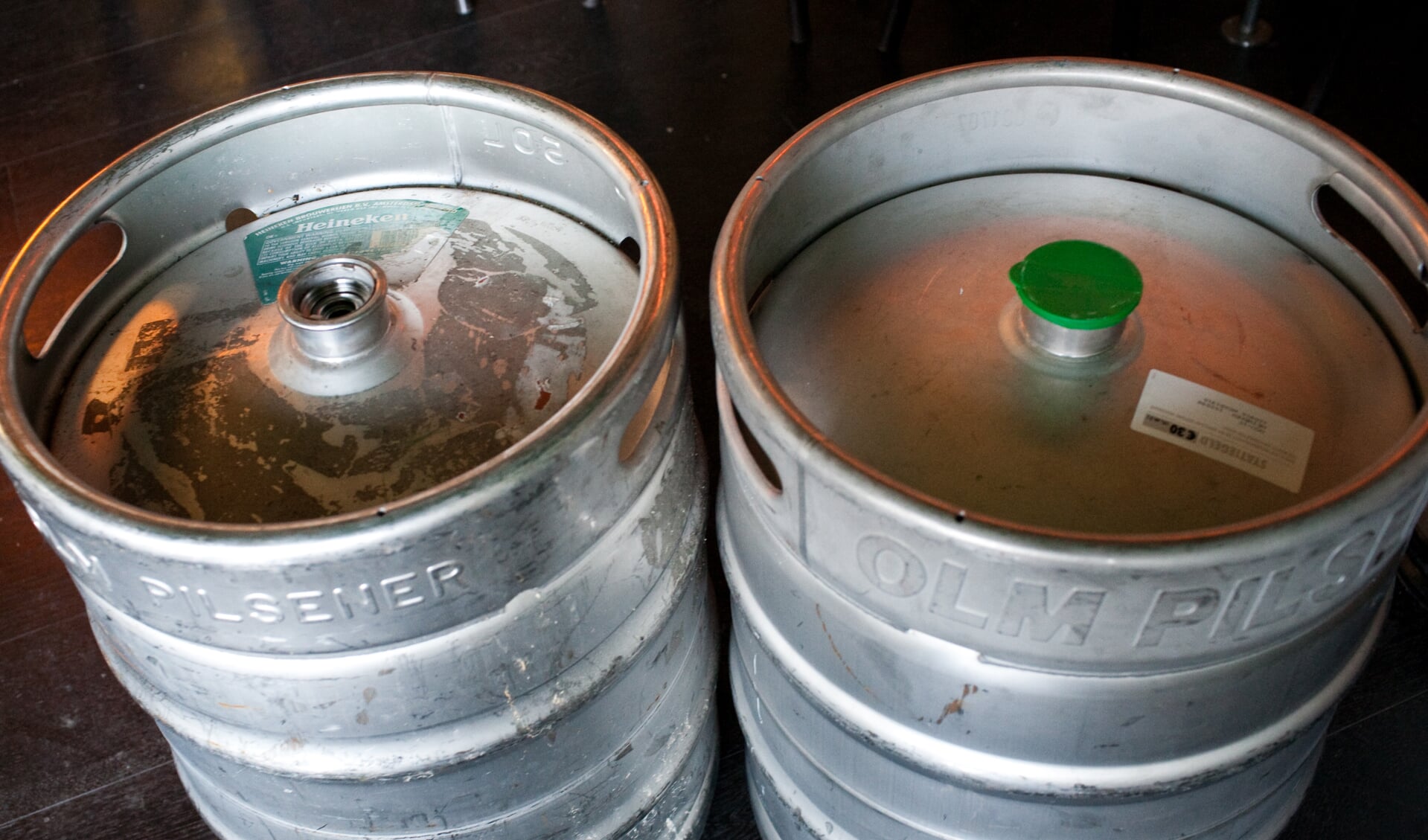 Bij de Weesper bierbrouwer staan echter ook Olm vaten, afgezegeld door Heineken (sticker linksboven)