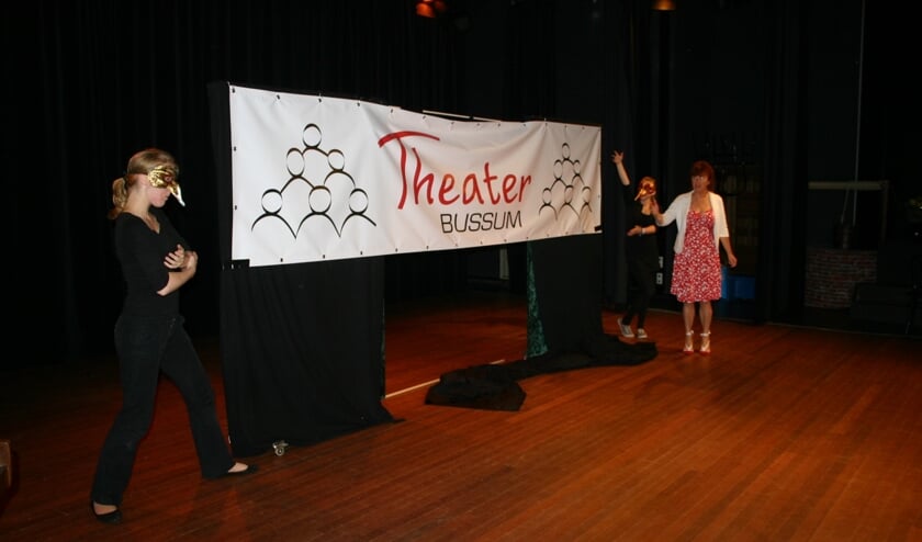 Wethouder Nen van Ramshorst heropent het theater aan de Lange Heul