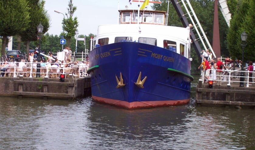 De Moby Queen vaart de Kom van Weesp binnen.