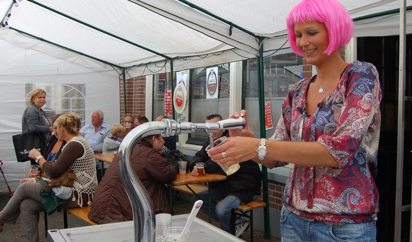De bardames, hier van café Amstelstroom, tappen het ene biertje na het andere 