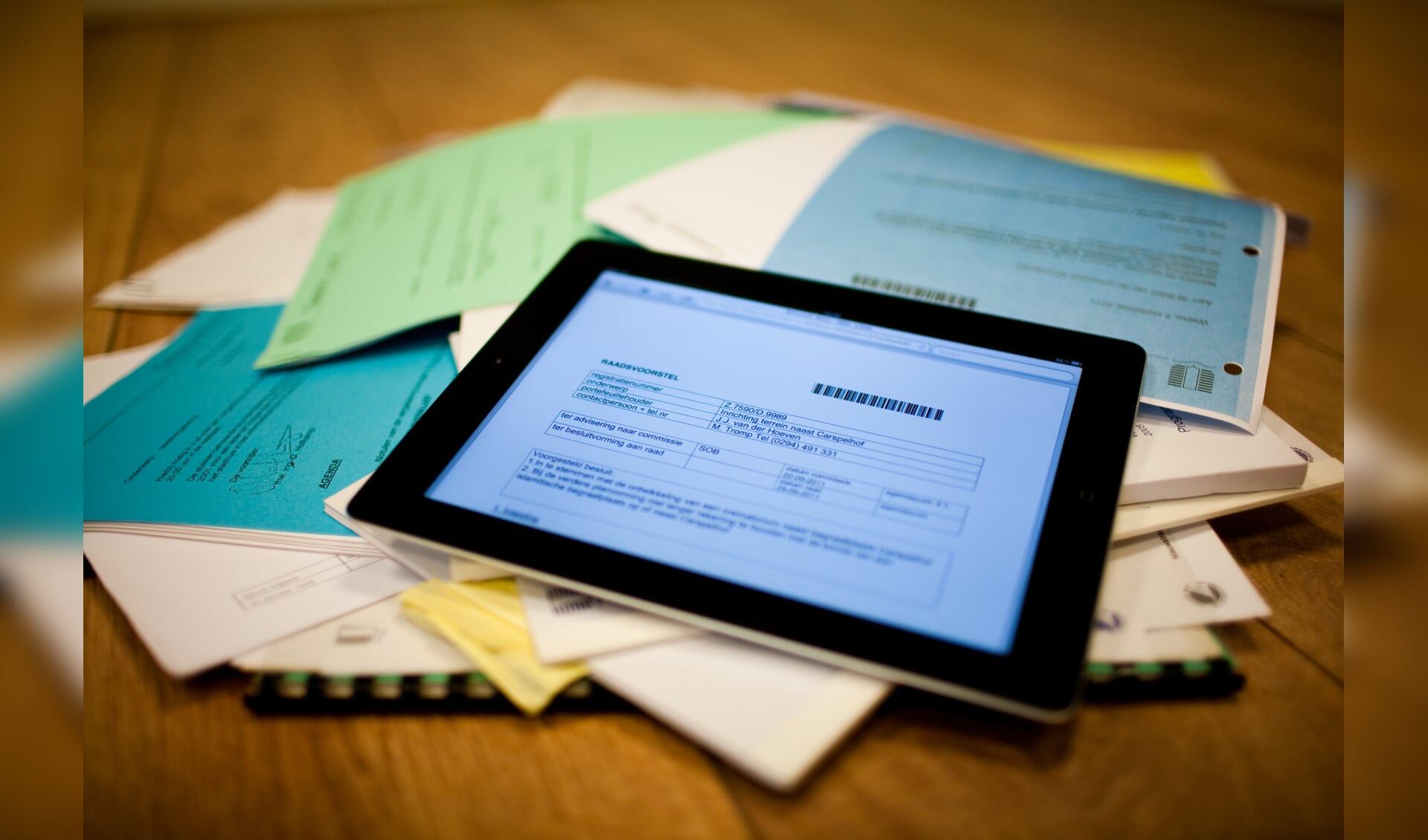 De iPad gaat alle honderden raadsstukken vervangen. De papierstapel past in één pdf.