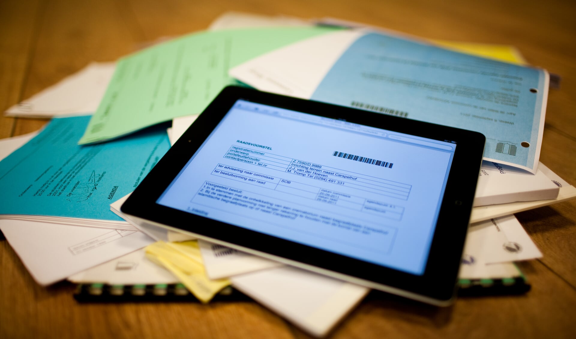 De iPad gaat alle honderden raadsstukken vervangen. De papierstapel past in één pdf.